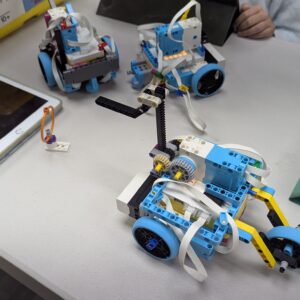 kids building and coding LEGO robots