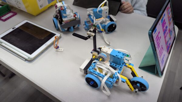kids building and coding LEGO robots